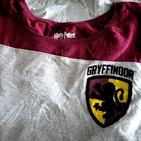 Warner Bros. Harry Potter Juniors XL Griffindor Lion Patch Jersey T-shirt - Picture 2 of 7